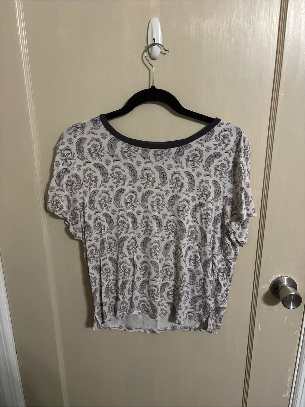 American Eagle Outfitters Gray Paisley Short Sleeve Tee